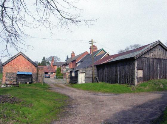 Looking into the courtyard of Westfield Farm from Westfield Lane. July 2007