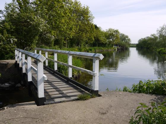 River Soar with towpath to the left with Link behind it. May 2013