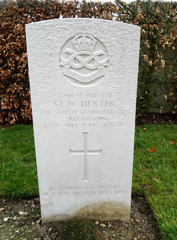 Commonwealth War Grave of Private Dexter in Tilly-Sur-Seulles